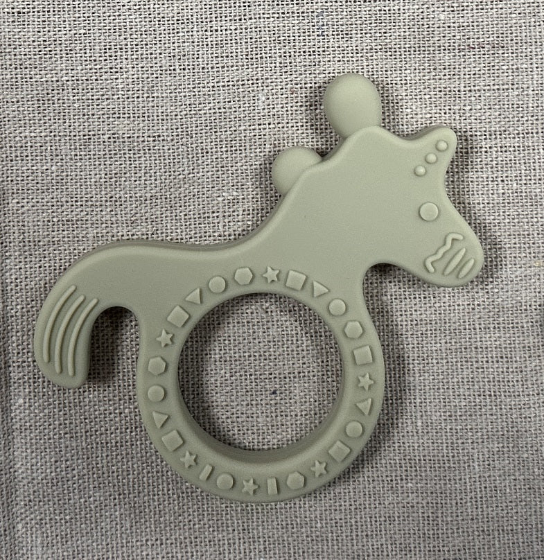 Angel dreams. SK2004 Прорезыватель силиконовый "Морской конек" (оливковый)