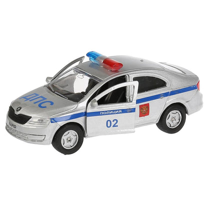 La machine métallique SKODA Rapid est de 12 cm, ouverte sur les deux roues et les bagages, inerte. dans le parc technologique dans le cor.2*24шт