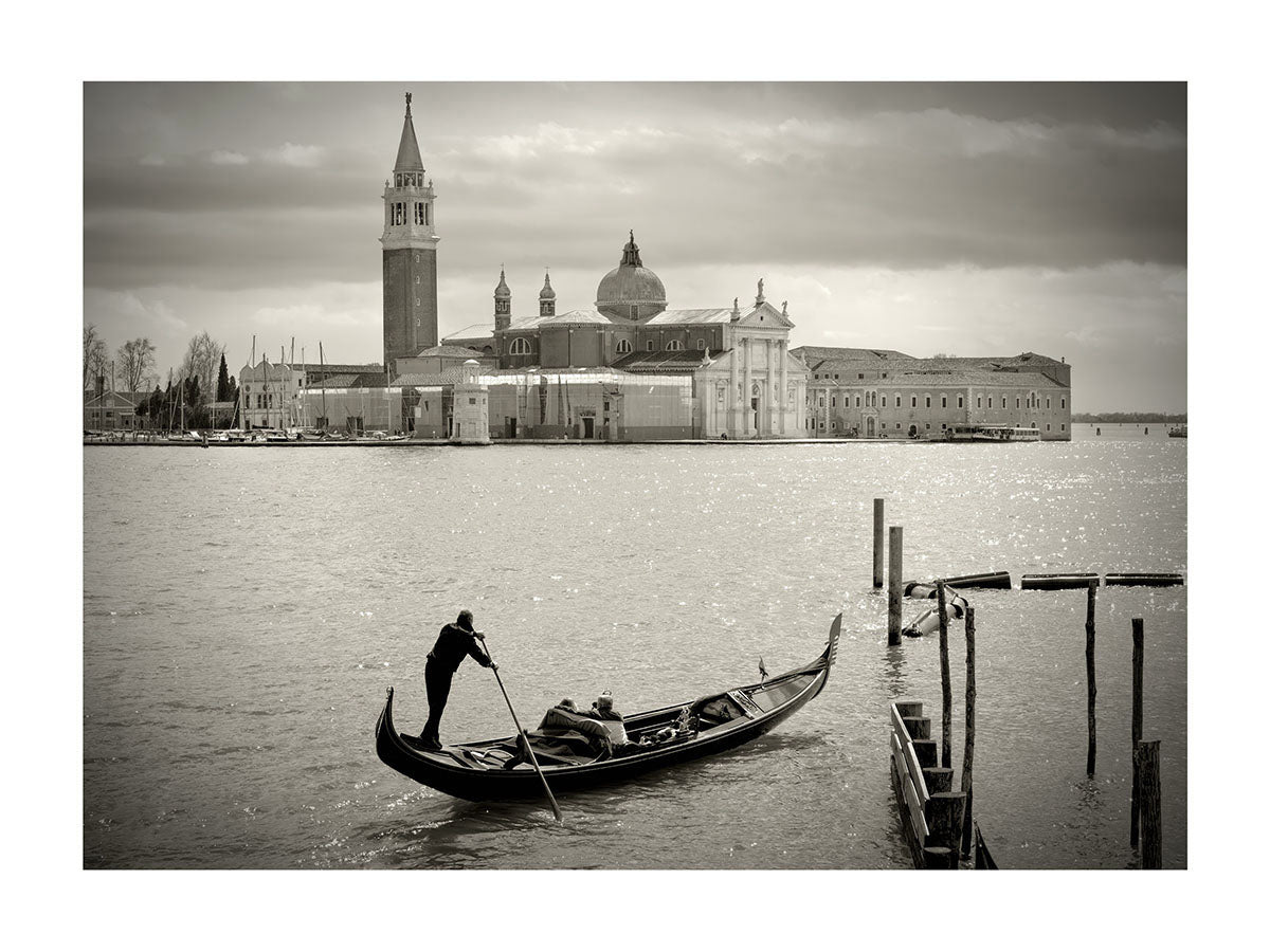 L'Italie à Cherno-Belom. Art - poster. Venise. Gondola sur le Grand Canal. Format A4.