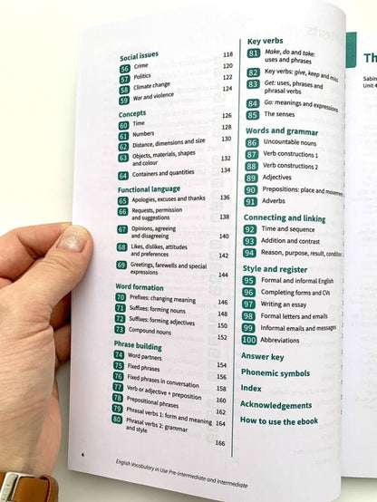 Vocabulaire anglais en usage pré-intermédiaire et intermédiaire, livre avec réponses et livre électronique amélioré