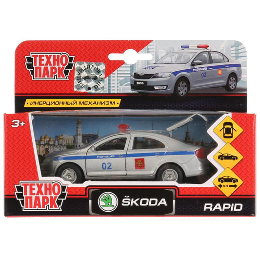 La machine métallique SKODA Rapid est de 12 cm, ouverte sur les deux roues et les bagages, inerte. dans le parc technologique dans le cor.2*24шт