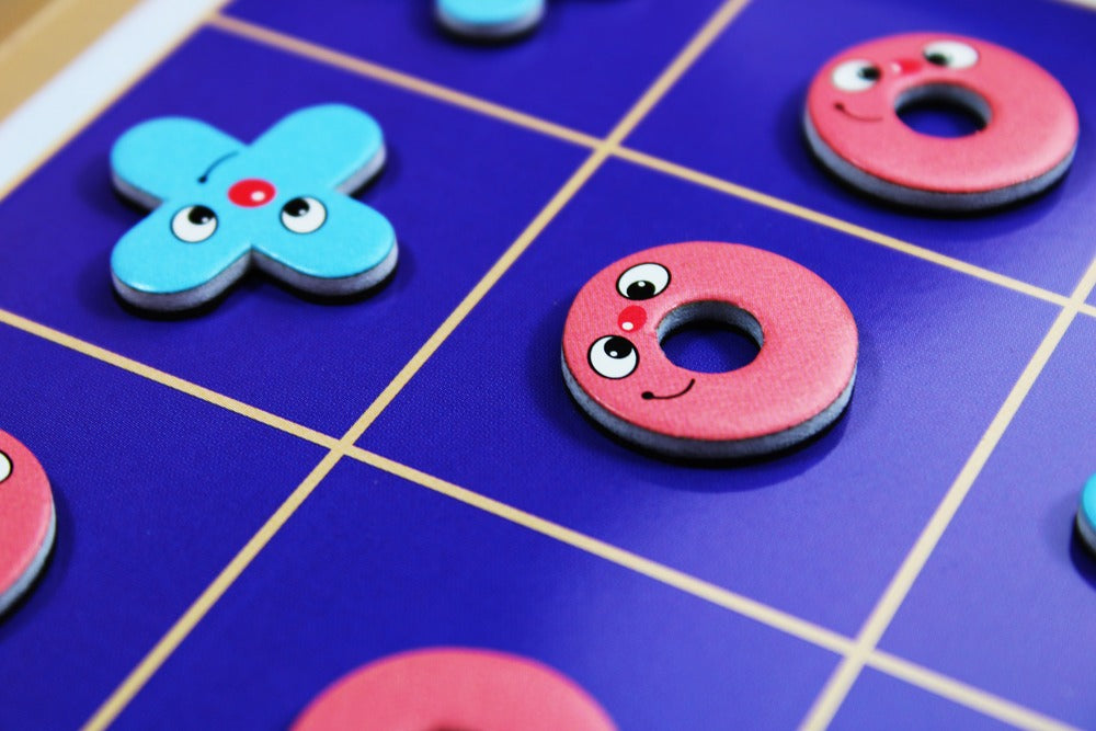 Настольная игра магнитная в жестяной коробочке Кто первый Крестики нолики