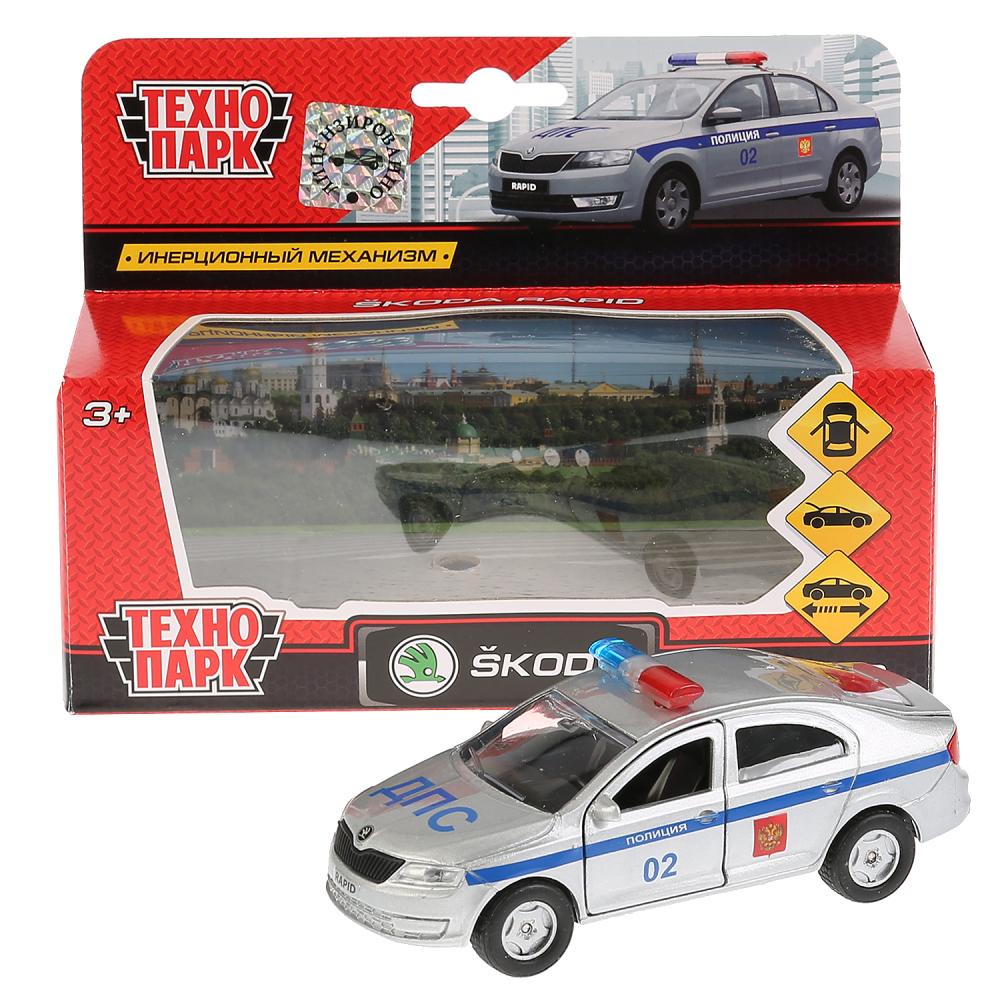 La machine métallique SKODA Rapid est de 12 cm, ouverte sur les deux roues et les bagages, inerte. dans le parc technologique dans le cor.2*24шт