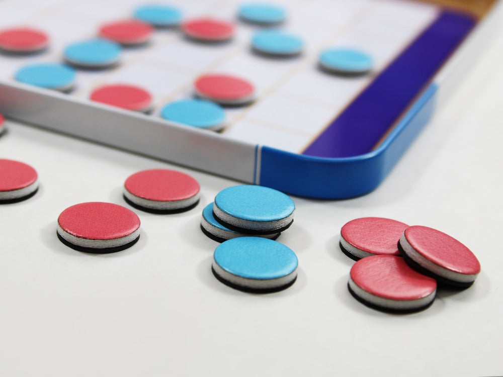 Настольная игра магнитная в жестяной коробочке Кто первый Крестики нолики