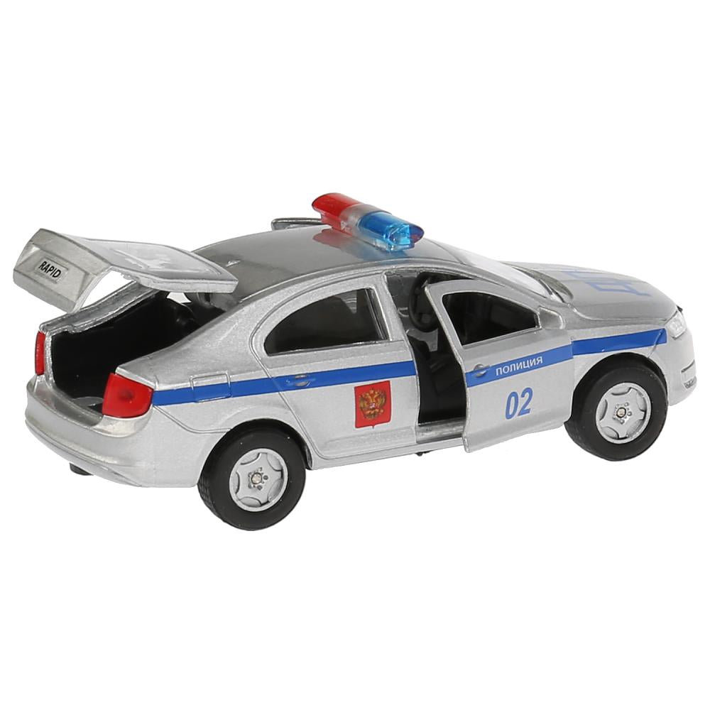 La machine métallique SKODA Rapid est de 12 cm, ouverte sur les deux roues et les bagages, inerte. dans le parc technologique dans le cor.2*24шт