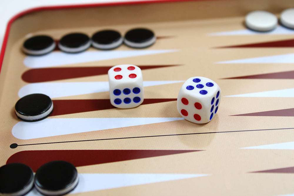 Игра магнитная в жестяной коробочке "Шахматы, шашки, нарды"