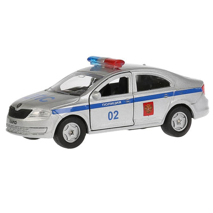 La machine métallique SKODA Rapid est de 12 cm, ouverte sur les deux roues et les bagages, inerte. dans le parc technologique dans le cor.2*24шт