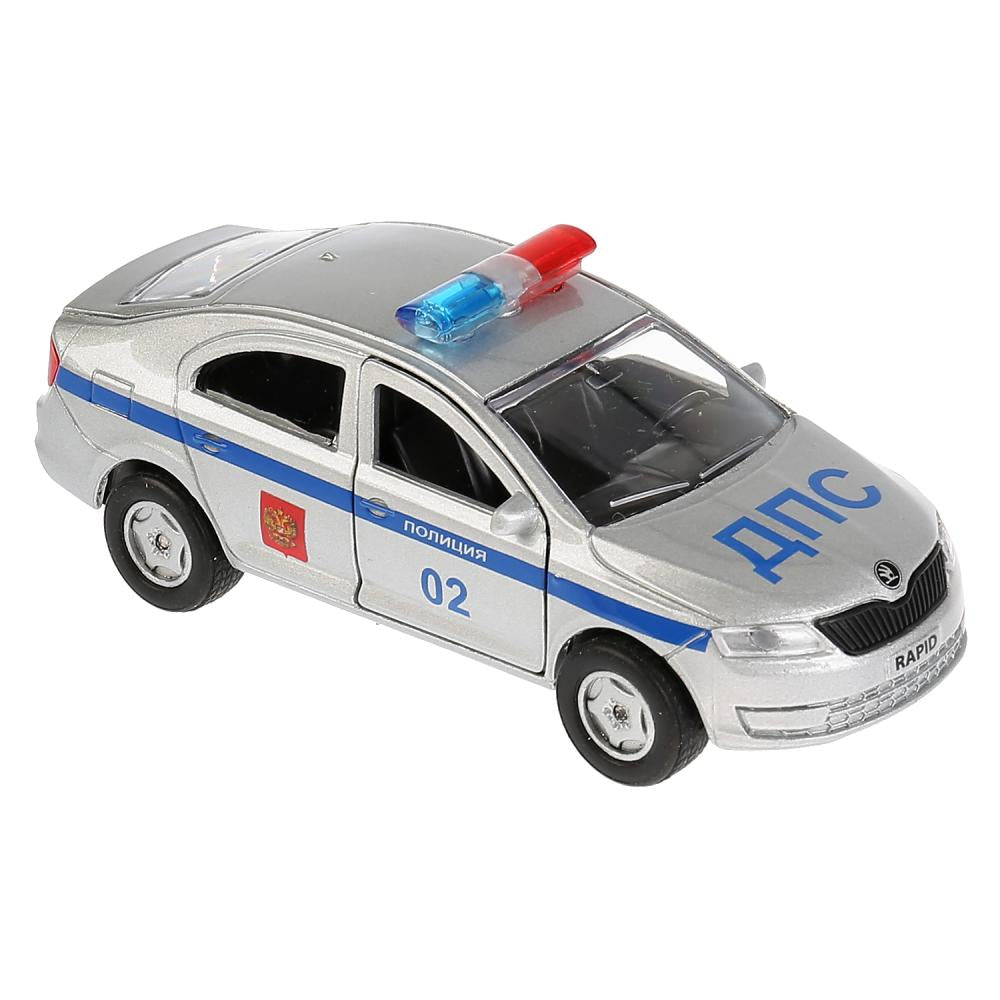 La machine métallique SKODA Rapid est de 12 cm, ouverte sur les deux roues et les bagages, inerte. dans le parc technologique dans le cor.2*24шт