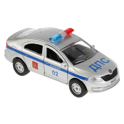 La machine métallique SKODA Rapid est de 12 cm, ouverte sur les deux roues et les bagages, inerte. dans le parc technologique dans le cor.2*24шт