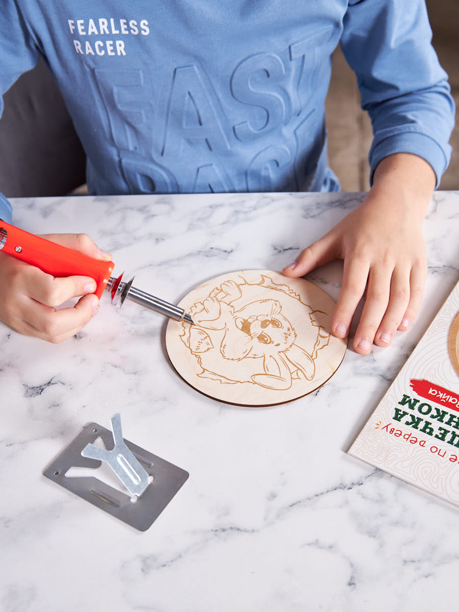 Выжигание по дереву. Дощечка для выжигания "Зайка" (круг 130 мм, конверт)