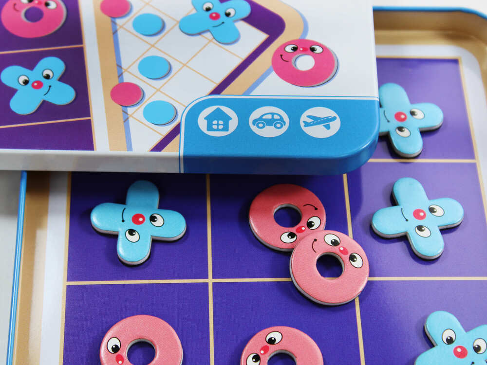 Настольная игра магнитная в жестяной коробочке Кто первый Крестики нолики